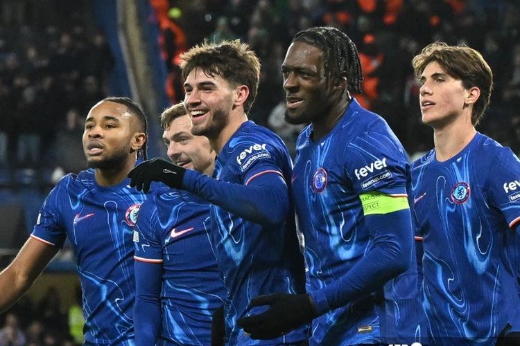 Striker Chelsea Marc Guiu merayakan gol hatrick-nya pada laga UEFA Conference League antara Chelsea dan Shamrock Rovers di Stamford Bridge di London pada 19 Desember 2024.