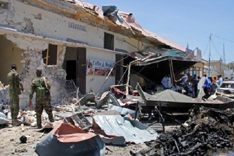 Pasukan keamanan Somalia mendatangi lokasi ledakan bom di sebuah restoran di Mogadishu, ibu kota pada Rabu (6/4/2017). Serangan bunuh diri terbaru melanda kamp militer, Senin (10/4/2017).