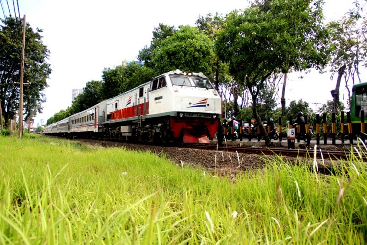 Kereta api melaju di perlintasan KA Wonokromo, Surabaya