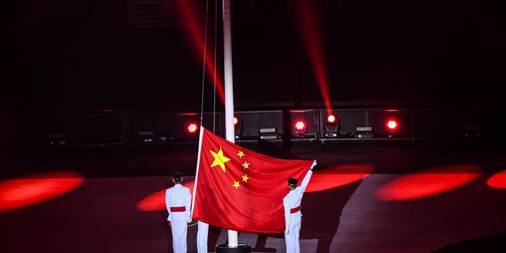Bendera China berkibar untuk menyambut Asian Games ke-19 di Hang Zhou, China, pada Upacara Penutupan Asian Games ke-18 tahun 2018 di Stadion Utama GBK, Senayan, Jakarta Pusat, Minggu (2/9/2018).