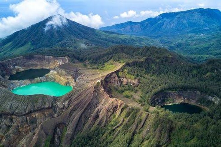 Danau Kelimutu menjadi salah satu tempat penyelenggaraan ritual adat pati ka du'a bapu ata mata.