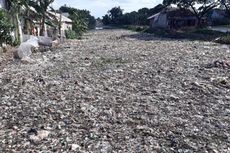Lautan Sampah di Kali Pisang Batu Bersumber dari Kota Bekasi