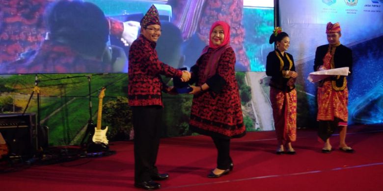 Sekretaris Daerah Provinsi Nusa Tenggara Barat Rosiady Husaenie Sayuti menerima penghargaan dari Sekretaris Jenderal  Kementerian Pekerjaan Umum dan Perumahan Rakyat (PUPR) Anita Firmanti dalam Seminar Bendungan Besar Nasional di Lombok, Nusa Tenggara Barat, Jumat (25/5/2018).
