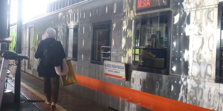 Penumpang mencari gerbong kereta api yang tertera pada tiket sebelum masuk dan menikmati perjalanan kereta api Argo Parahyangan relasi Stasiun Gambir - Stasiun Bandung.