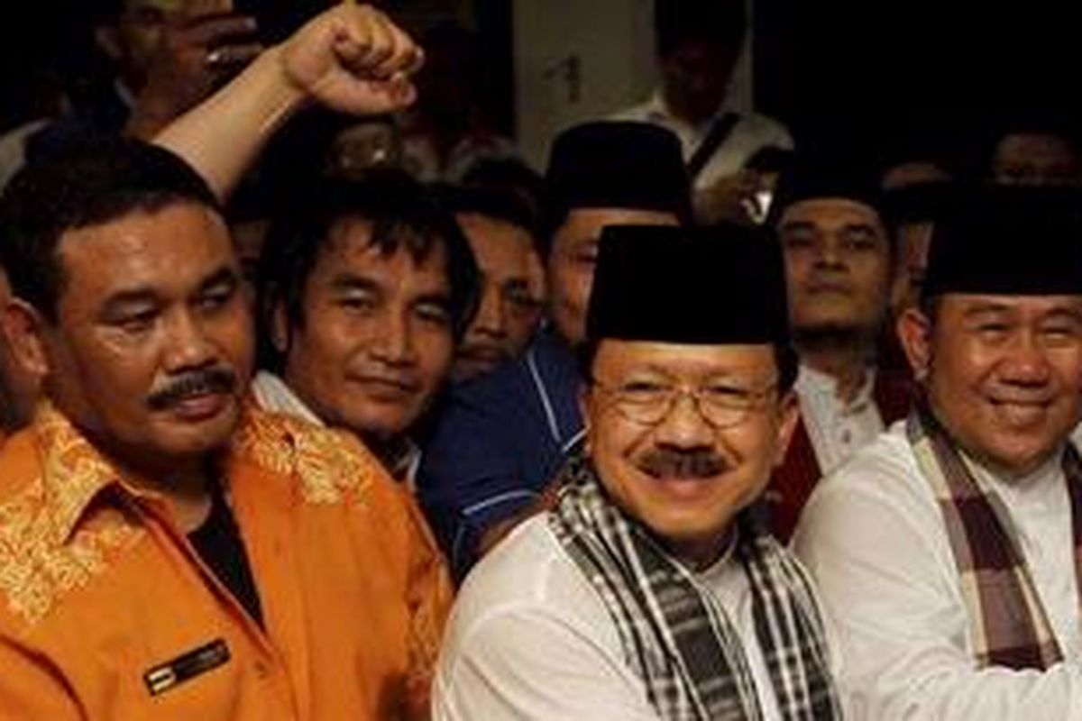 Fauzi Bowo (tengah) dan Nachrowi Ramli (kanan) mendaftarkan diri ke kantor Komisi Pemilihan Umum Daerah DKI Jakarta, Jalan Budi Kemuliaan, Gambir, Jakarta Pusat, Senin (19/3/2012) lalu. 