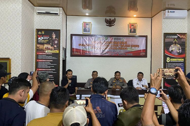 Konferensi pers OTT pungli KTP di Mapolres Lampung Utara, Selasa (13/6/2023) malam.