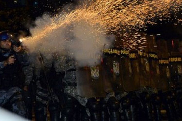 Polisi menghalau ribuan demonstran di dekat stadion Maracana, Brasil.