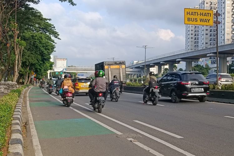 Jalan MT Haryono di Jakarta Timur terpantau ramai lancar pada hari pertama puasa selama jam pulang kerja, Kamis (23/3/2023).