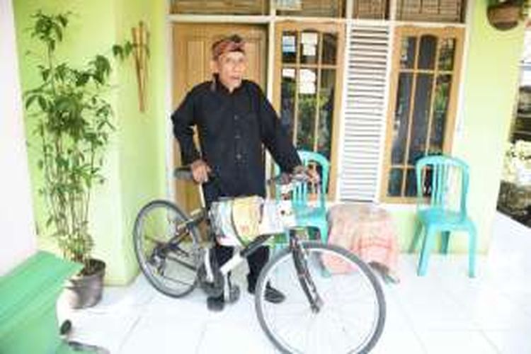 Abah Udju (68) warga Desa Gunung Hejo, Kacamatan Darangdan, Kabupaten Purwakarta menjalankan perpustakaan keliling tanpa mendapat bayaran, Jumat (5/8/2016).