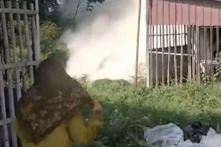 Kepulan asap putih tebal menutupi jalan raya Desa Karanganyar Kecamatan Kandanghaur Kabupaten Indramayu Jawa Barat pada Kamis (25/4/2024) siang. Peristiwa ini diunggah akun media sosial Indramayu info dan ditonton lebih dari 10 ribu kali.