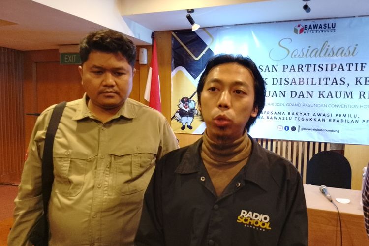 Kordiv Pencegahan, Parmas dan Humas Bawaslu Kota Bandung Bayu Muhammad usai sosialisasi pengawasan partisipasi di Grand Pasundan, Kota Bandung, Jawa Barat, Jumat (26/1/2024).