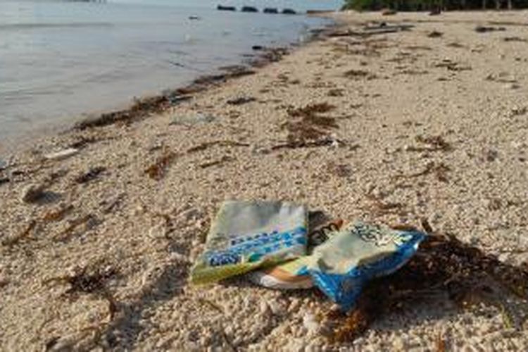 Bungkus makanan ringan buatan Malaysia mengotori pantai Pulau Maratua, Kecamatan Derawan, Kabupaten Berau, Kalimantan Timur.