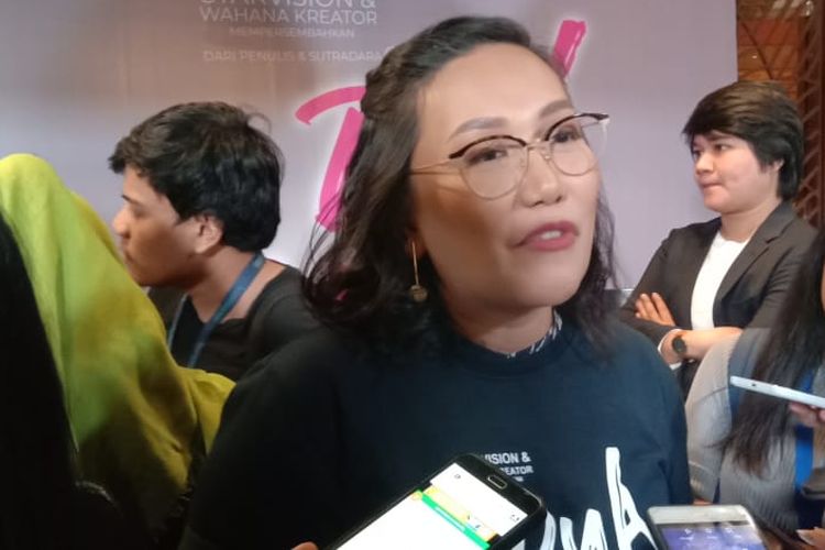 Gina S Noer selaku sutradara dan penulis skenario film Dua Garis Biru dalam jumpa pers di kawasan Epicentrum, Kuningan, Jakarta Selatan, Kamis (27/6/2019).