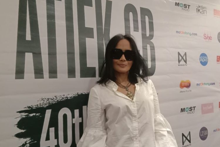 Atiek CB memberikan jumpa pers tentang konsernya yang bertajuk '40 Tahun Meretas Jejak' di Soehanna Hall, Energy Building SCBD, Jakarta Selatan