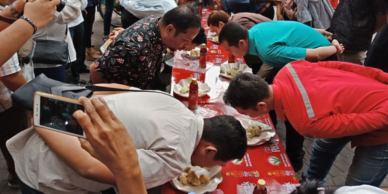 Lomba makan durian yang berlangsung setiap hari, di bazar durian Blok M Square, Jakarta, Rabu (7/3/2018).