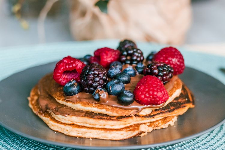 Pancake bisa dikreasikan dengan berbagai jenis topping, sehingga bisa memberikan kompleksitas rasa ketika dijadikan pilihan makanan pendamping kopi.