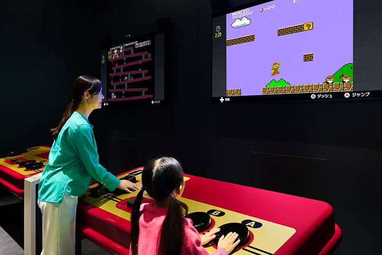 Contoh ekshibisi interaktif lainnya di Museum Nintendo adalah Big Controller. Seperti namanya, ekshibisi ini menghadirkan controller berukuran raksasa.