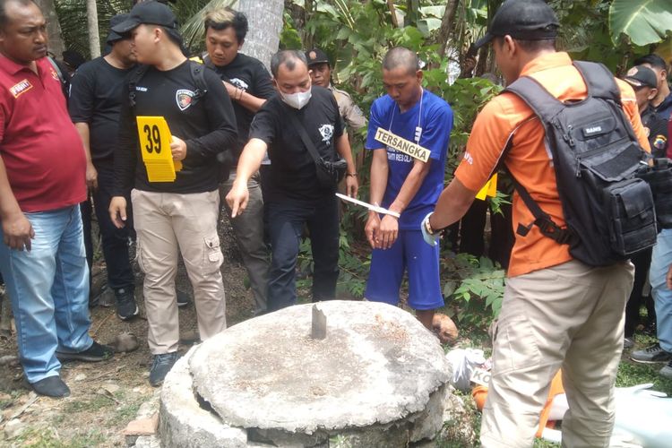 Rekonstruksi kasus pencurian dengan kekerasan terhadap perempuan tuna wicara yang mayatanya ditemukan di dalam septic tank di Desa Sidaurip, Kecamatan Gandrungmangu, Cilacap, Jawa Tengah, Senin (18/9/2023).
