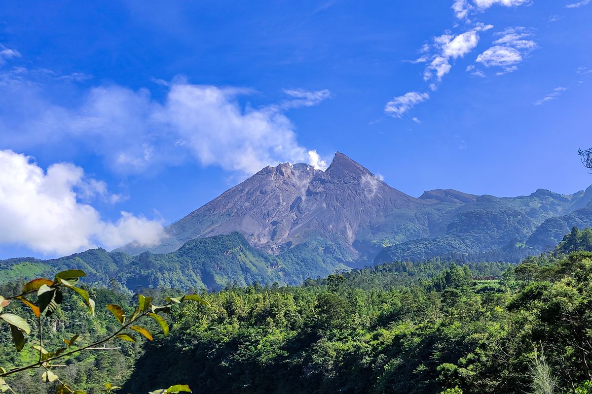 Ilustrasi Puncak Gunung Merapi dilihat dari Wisata Deles Indah, Klaten.