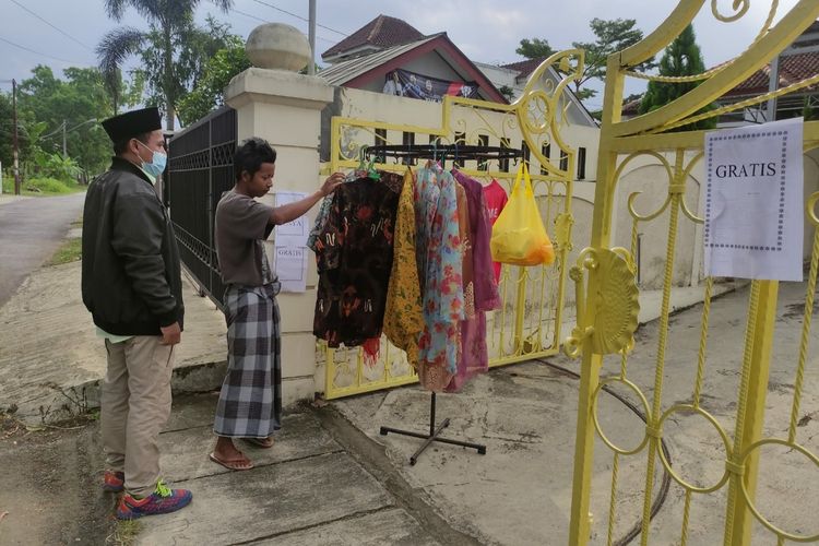 Pakaian bekas untuk warga terdampak Covid-19 dipajang di depan rumah warga Jalan Semingkir, Kelurahan Rejasari, Kecamatan Purwokerto Barat, Kabupaten Banyumas, Jawa Tengah, Senin (19/7/2021).