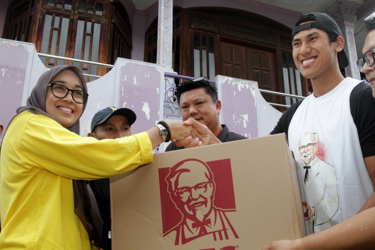 Sean membantu membersihkan rumah korban banjir dan memberikan makanan