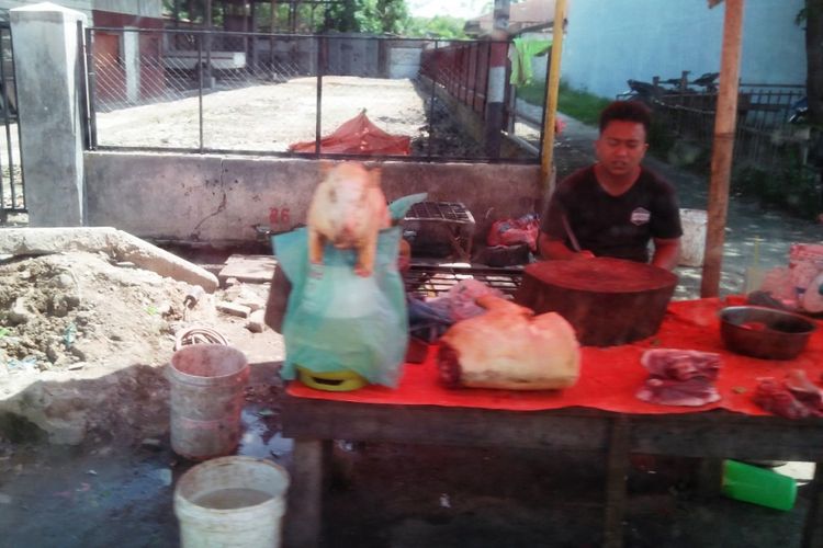 Pedagang daging babi dan anjing di Jalan DI Panjaitan, Siantar, Sumatera Utara