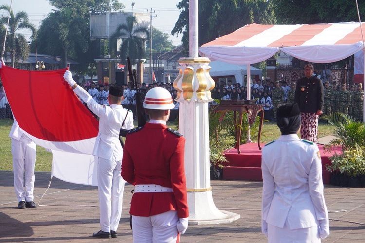 Bupati Batang M Faiz Kurniawan saat memimpin upacara bendera dalam rangka peringatan Hari Ulang Tahun (HUT) ke-80 Republik Indonesia di Alun-alun Batang, Minggu (17/8/2025). Upacara ini dihadiri berbagai elemen warga, pejabat, dan aparat daerah.