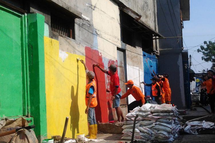 Pengecatan toko warna-warni di Jatinegaa, Jakarta Timur, (6/5/2018)