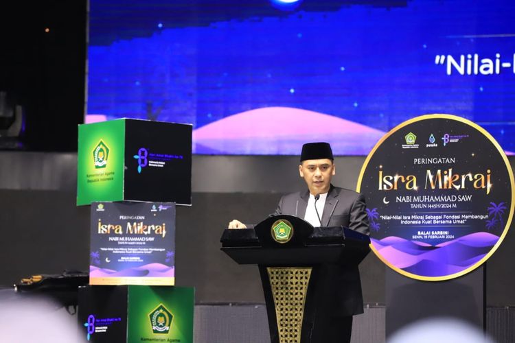 Wamenag Saiful Rahmat Dasuki mengikuti peringatan Isra Miraj Nabi Muhammad SAW 1445 Hijriah di Jakarta, Senin (19/2/2024).