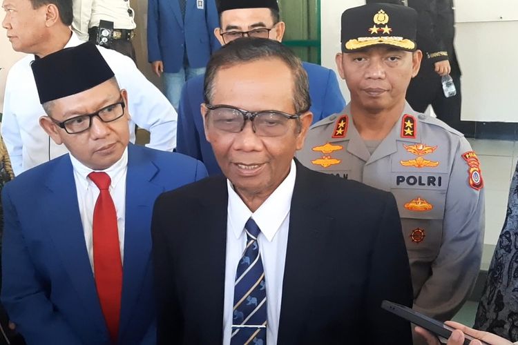 Menteri Koordinator Bidang Politik, Hukum dan Keamanan (Menko Polhukam) Mahfud MD saat menemui wartawan di Universitas Islam Indonesia (UII) Yogyakarta.