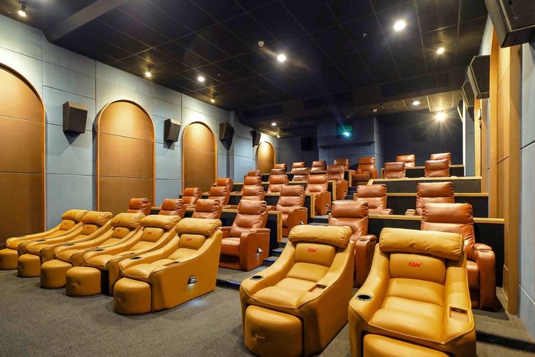 Auditorium satin dengan Sky Seat untuk pengalaman menonton film yang lebih nyaman.