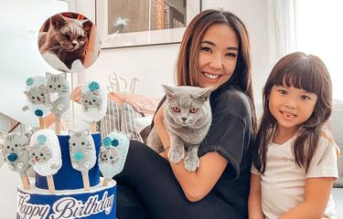 Gisella Anastasia dan sang putri, Gempita Nora Marten, merayakan ulang tahun pertama kucing peliharaan mereka bernama Ben yang merupakan ras kucing British shorthair