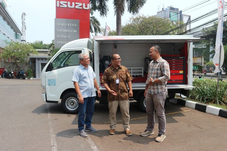 After Sales Service Division Head Astra Isuzu, Heri Wasesa (tengah) didampingi Service Department Head Astra Isuzu, Anjar Kisworo (kiri) dan Head of Part Center Jakarta, Hendy Yudha Pratama (kanan).