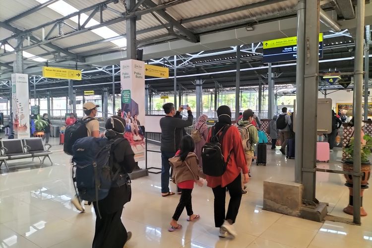Potret penumpang kereta api saat puncak arus mudik di Stasiun Balapan, Kota Solo, Jawa Tengah, diprediksi pada Rabu (19/4/2023).