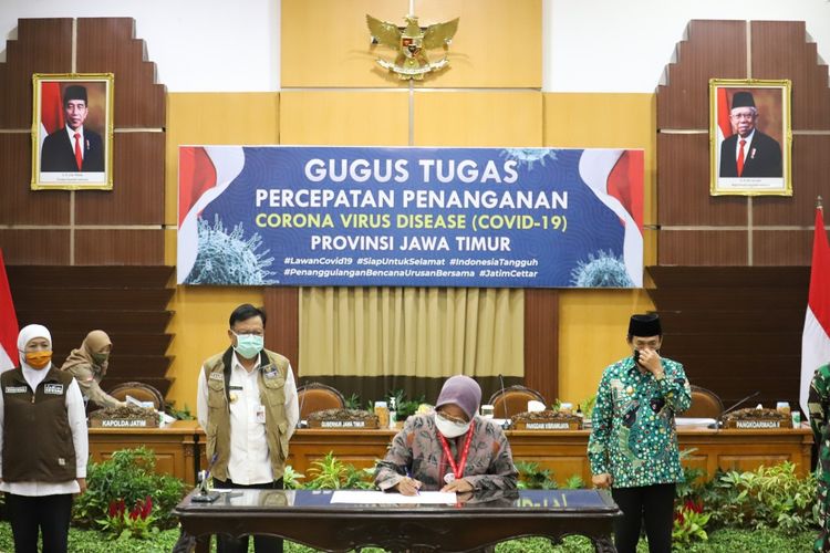 Wali Kota Surabaya Tri Rismaharini menandatangi komitmen bersama pencegahan dan penanggulangan Covid-19 untuk eikayah Surabaya Raya di Gedung Negara Grahadi, Surabaya, Kamis (11/6/2020).