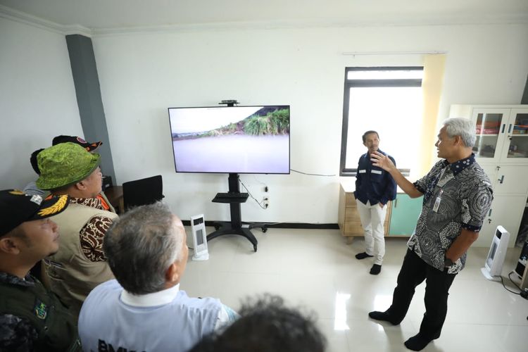 Gubernur Jawa Tengah Ganjar Pranowo mengecek Pos Pengamatan Gunung Apo Dieng, Banjarnegara, Rabu (1/2/2023)