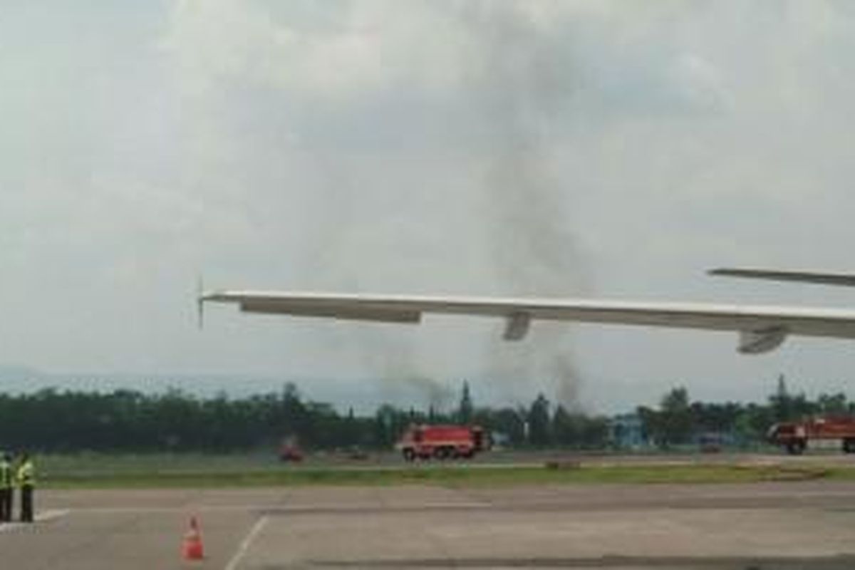 Kepulan asap hitam tampak dari lokasi jatuhnya pesawat T-50 saat Gebyar Dirgantara di Lanud Adisutjipto Yogyakarta, Minggu (20/12/2015) pagi.