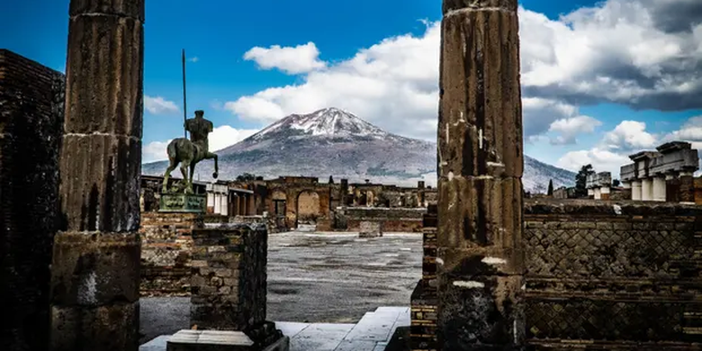 Puncak Gunung Vesuvius dilihat dari situs arkeologi Pompeii, Italia. 