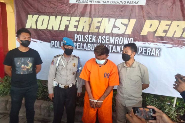 Tersangka E (baju kuning) ditangkap polisi karena jual isterinya untuk layanan prostitusi