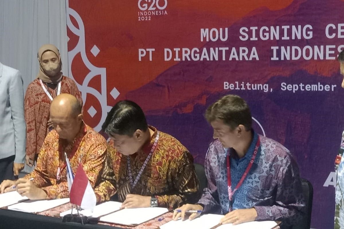 Menteri PPN/Kepala Bappenas Suharso Monoarfa dan Menteri Negara Pembangunan dan Kemitraan International Perancis, Chrysoula Zacharopoulou.menyaksikan penandatanganan Nota Kesepahaman PT Dirgantara Indonesia (DI) dan Airbus yang berlangsung dalam rangkaian G20 Development Ministerial Meeting Side Event, di Belitung, Rabu (7/9/2022).