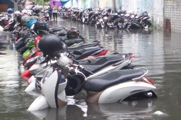Puluhan motor yang terparkir di Jalan Thamrin, yaitu di wilayah Batu Raja terendam banjir, Selasa (30/8/2016)