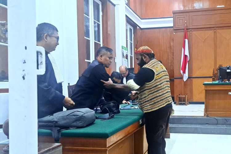 Jaksa KPK bersalaman dengan mantan Bupati Memberamo Tengah, Ricky Ham Pagawak usai sidang di Ruang Haripin Tumpa PN Tipikor Makassar, Sulsel, Kamis (12/10/2023)