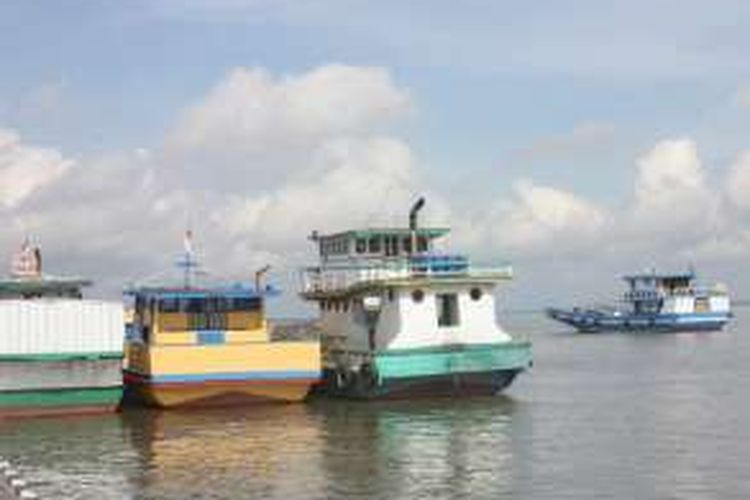 Meski Pemerintah Malaysia membuka jalur perdagangan tradisional, sjumlah perahu pedagang tradisional masih ditambatkan di dermaga Sei Bolong Nunukan karena masih tingginya biaya tambat perahu yang diberlakukan pemerintah Malaysia. 
