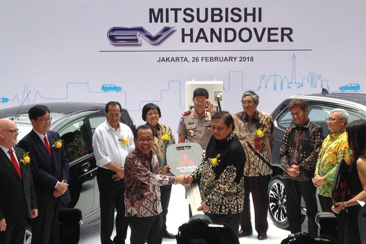 Penyerahan mobil plug-in hybrid dan listrik Mitsubishi dari Kemenperin ke beberapa kementerian terkait, Senin (26/2/2018).