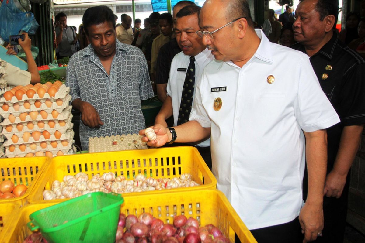 Wali Kota Medan Dzulmi Eldin meninjau harga bawang putih sebesar Rp 60.000/kilogram yang dijual seorang pedagang di pasar Muara Takus, Jumat (26/5/2017) 