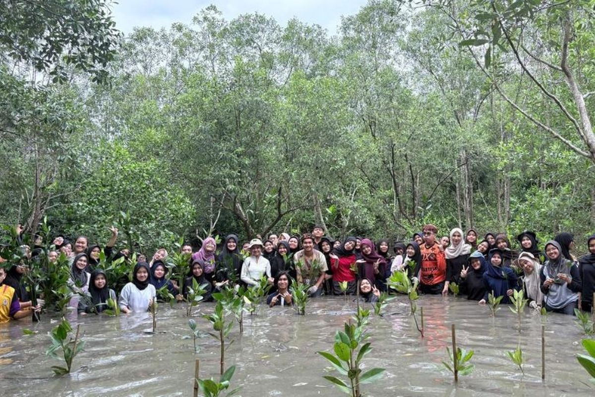 Kolaborasi Telkom dan AYS Indonesia dalam kegiatan konservasi bekantan dan penanaman mangrove di Tarakan, Kalimantan Utara beberapa waktu lalu.