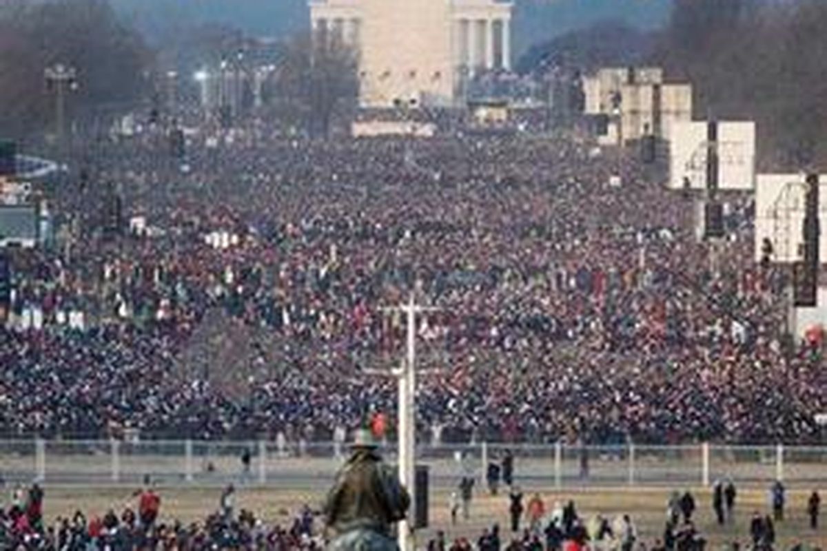 Warga memadati National Mall di Washington untuk menyaksikan pengambilan sumpah Presiden Barack Obama, Selasa (20/1).