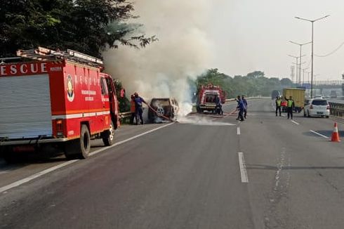 Sebuah Mobil Terbakar di Ruas Tol JORR Kalimalang