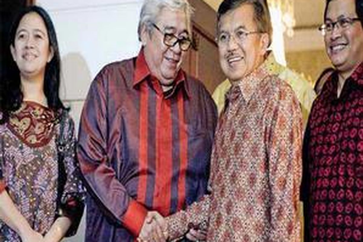 Ketua Umum DPP Partai Golkar Jusuf Kalla (kedua dari kanan) bersalaman dengan Ketua Dewan Pembina PDI-P Taufik Kiemas seusai melakukan pertemuan di Jakarta, Kamis (23/4). Taufik Kiemas didampingi pengurus partai, seperti Sekretaris Jenderal Pramono Anung (kanan), Ketua DPP Tjahjo Kumolo, dan Puan Maharani (kiri), putri Ketua Umum PDI-P Megawati Soekarnoputri. Selain Jusuf Kalla, hadir pula Sekretaris Jenderal Soemarsono dan Ketua Dewan Penasihat Surya Paloh. Pertemuan atau komunikasi politik dilakukan kedua partai setelah Partai Golkar dalam rapat pimpinan nasional khusus mengusung Jusuf Kalla menjadi calon presiden dari Partai Golkar