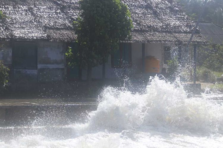 Gelombang tinggi menerjang pesisir Pantai di Desa Namalean, Kecamatan Pulau Gorom, Kabupaten Seram Bagian Timur, Maluku, Jumat (28/5/2021). Gelombang tinggi di desa tersebut telah merusak sejumlah rumah warga dan juga meumbangkan tamanan umur paanjang warga di desa tersebut